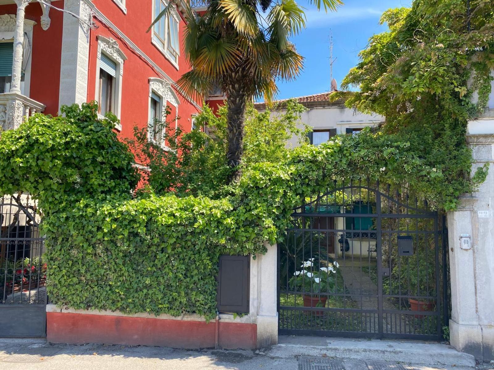 Appartamento Rose House With Private Garden Venezia Lido Esterno foto